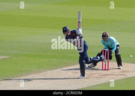 Londra, Regno Unito. 20 Settembre 2020. LONDRA, INGHILTERRA, SETTEMBRE 20 2020: Zak Crawley di Kent battendo come wicketkeeper Jamie Smith di Surrey guarda sopra durante la partita Vitality Blast Surrey contro Kent al Kia Oval Cricket Ground, Londra, Inghilterra, 20 settembre 2020 Credit: European Sports Photo Agency/Alamy Live News Foto Stock