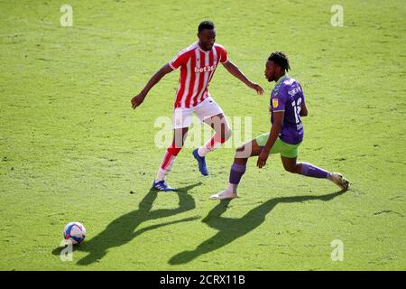 John OBI Mikel di Stoke City (a sinistra) e Antoine Semenyo di Bristol City combattono per la palla durante la partita del campionato Sky Bet allo stadio bet365, Stoke. Foto Stock