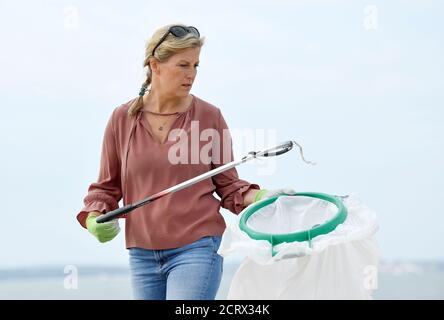 La Contessa di Wessex si unisce ai volontari della Marine Conservation Society e del Southsea Beachwatch durante la Great British Beach Clean a Southsea. Foto Stock