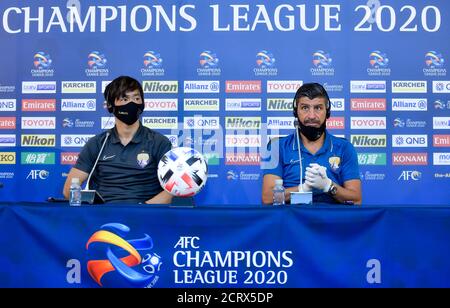 Doha, Qatar. 20 Settembre 2020. Il capo allenatore Pedro Emanuel (R) e il giocatore Tsukasa Shiotani di al Ain FC partecipano a una conferenza stampa in vista della partita del gruppo D della AFC Champions League tra al Ain FC degli Emirati Arabi Uniti e Sepahan dell'Iran a Doha, capitale del Qatar, il 20 settembre 2020. Credit: Nikku/Xinhua/Alamy Live News Foto Stock