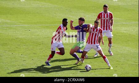 Chris Martin di Bristol City (centro) combatte per la palla con John OBI Mikel di Stoke City (a sinistra) e Nick Powell durante la partita del campionato Sky Bet allo stadio bet365, Stoke. Foto Stock