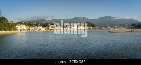 Vista sul villaggio di pescatori di Ribadesella al tramonto. Foto Stock