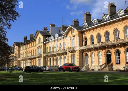 Lypiatt Terrace, una fila di case vittoriane a Cheltenham Regno Unito Foto Stock