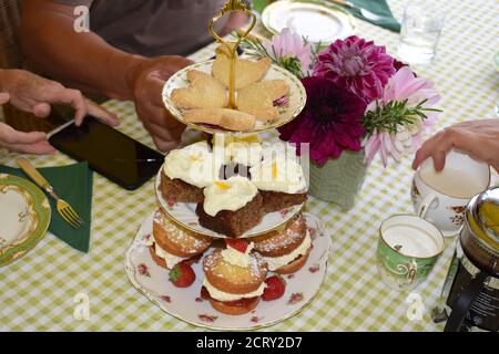 Il te' pomeridiano e' un pasto leggero che consiste di panini con torte Dolci focaccine confettura di frollini la tradizione è parte integrante Della cultura britannica Foto Stock