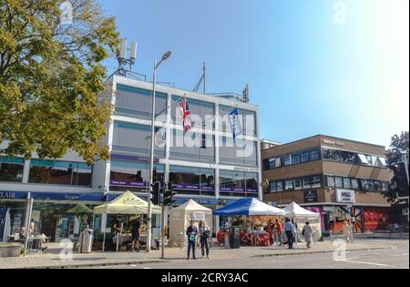 Bandiere 'Thank You NHS' che volano su Mayfield House, Summertown, Oxford, Regno Unito. Si sta svolgendo un mercato di strada della domenica. Foto Stock