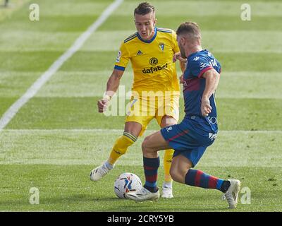 HUESCA, 20-09-2020. LaLiga Santander 2020/2021, data 2. Huesca - Cadice. Salvador Sanchez Salvi di Cadice CF e Javi Galan di SD Huesca Credit: Pro Shots/Alamy Live News Foto Stock