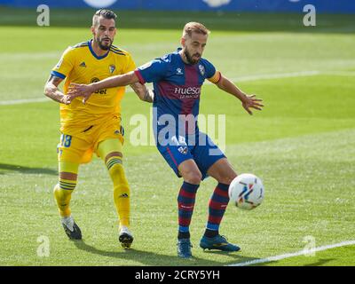 HUESCA, 20-09-2020. LaLiga Santander 2020/2021, data 2. Huesca - Cadice. Jorge Pulido di SD Huesca e Alvaro Negredo di Cadice CF Credit: Pro Shots/Alamy Live News Foto Stock