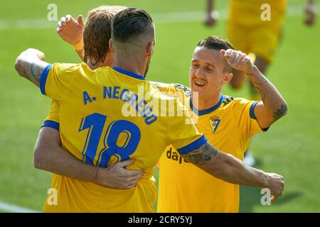 HUESCA, 20-09-2020. LaLiga Santander 2020/2021, data 2. Huesca - Cadice. Alvaro Negredo di Cadice CF celebra il suo obiettivo con il suo compagno di squadra Salvador Sanchez Salvi Credit: Pro Shots/Alamy Live News Foto Stock