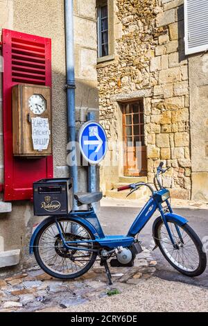 Old Peugeot 101 ciclomotore all'angolo di strada a Saint-Benoit-du-Sault, Indre (36), Francia. Foto Stock