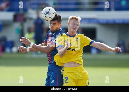 HUESCA, 20-09-2020. LaLiga Santander 2020/2021, data 2. Huesca - Cadice. Rafa Mir di SD Huesca e Jens Jonsson di Cadice CF Credit: Pro Shots/Alamy Live News Foto Stock