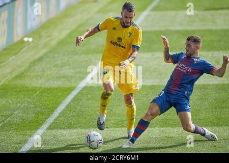 HUESCA, 20-09-2020. LaLiga Santander 2020/2021, data 2. Huesca - Cadice. Alvaro Negredo di Cadice CF e Javi Galan di SD Huesca Credit: Pro Shots/Alamy Live News Foto Stock