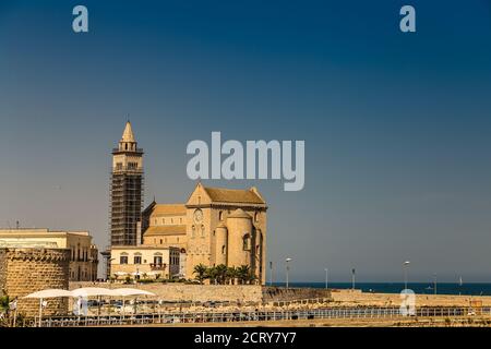 TRANI (BT), 30 AGOSTO 2020: La luce illumina la Cattedrale di Santa Maria Assunta Foto Stock