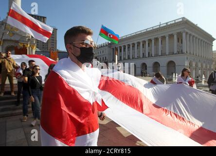 Kiev, Ucraina. 20 Settembre 2020. La gente partecipa al rally di solidarietà con le proteste in Bielorussia sulla Piazza dell'Indipendenza a Kiev, Ucraina, 20 settembre 2020. I membri della comunità bielorussa in Ucraina e gli attivisti ucraini hanno tenuto la marcia della solidarietà con le proteste bielorusse contro i risultati delle elezioni presidenziali. Credit: Serg Glovny/ZUMA Wire/Alamy Live News Foto Stock
