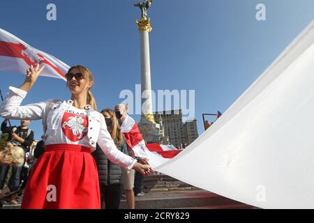 Kiev, Ucraina. 20 Settembre 2020. La gente partecipa al rally di solidarietà con le proteste in Bielorussia sulla Piazza dell'Indipendenza a Kiev, Ucraina, 20 settembre 2020. I membri della comunità bielorussa in Ucraina e gli attivisti ucraini hanno tenuto la marcia della solidarietà con le proteste bielorusse contro i risultati delle elezioni presidenziali. Credit: Serg Glovny/ZUMA Wire/Alamy Live News Foto Stock