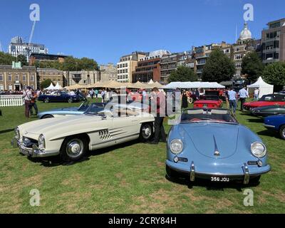 2020 London Concours si sono tenuti presso la Honourable Artillery Company nella città di Londra, regno Unito. Il primo grande evento automobilistico che si terrà da febbraio, dove una collezione mondiale di auto private è stata esposta al pubblico con: 1960 Mercedes-Benz 300SL Roadster, 1959 Porsche 365 BT5 Roadster dove: Londra, Regno Unito quando: 20 agosto 2020 credito: Jon Gillespie/WENN Foto Stock