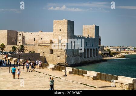 TRANI (BT), 30 AGOSTO 2020: La luce è turisti in visita al castello svevo di Trani Foto Stock