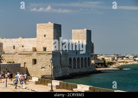 TRANI (BT), 30 AGOSTO 2020: La luce è turisti in visita al castello svevo di Trani Foto Stock