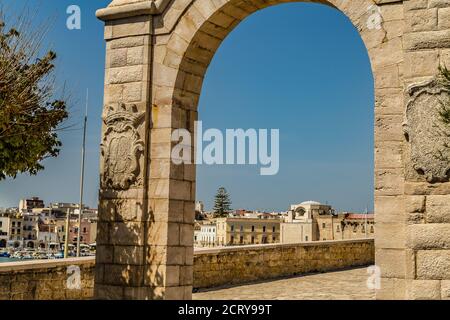 TRANI (BT), 30 AGOSTO 2020: La luce illumina l'arco di Trani Foto Stock