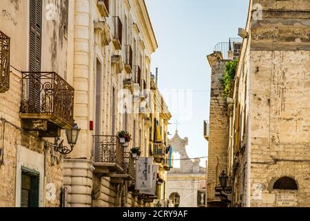 TRANI (BT), 30 AGOSTO 2020: La luce sta illuminando gli edifici nella stirata di Trani Foto Stock