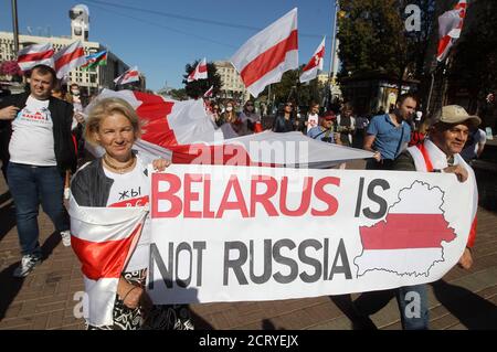 Kiev, Ucraina. 20 Settembre 2020. La gente partecipa al rally di solidarietà con le proteste in Bielorussia a Kiev, Ucraina, 20 settembre 2020. I membri della comunità bielorussa in Ucraina e gli attivisti ucraini hanno tenuto la marcia della solidarietà con le proteste bielorusse contro i risultati delle elezioni presidenziali. Credit: Serg Glovny/ZUMA Wire/Alamy Live News Foto Stock