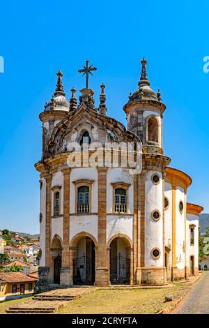 Una delle molte chiese storiche in stile barocco e coloniale del 18 ° secolo nella città di Ouro Preto a Minas Gerais, Brasile Foto Stock