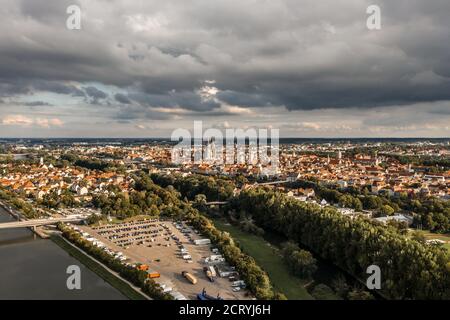 Immagine di una vista aerea con un drone della città di Ratisbona, Germania Foto Stock