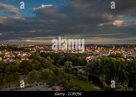 Immagine di una vista aerea con un drone della città di Ratisbona, Germania Foto Stock