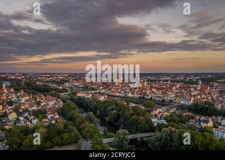 Immagine di una vista aerea con un drone della città di Ratisbona, Germania Foto Stock