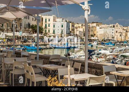 TRANI (BT), 30 AGOSTO 2020: Le barche ormeggiate galleggiano nel porto di Trani Foto Stock