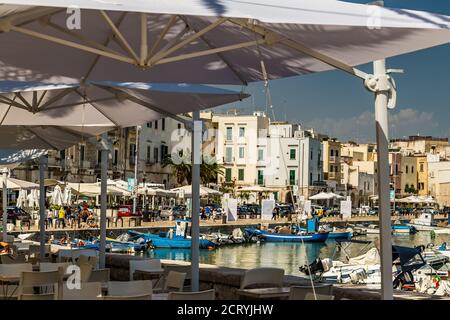 TRANI (BT), 30 AGOSTO 2020: Le barche ormeggiate galleggiano nel porto di Trani Foto Stock