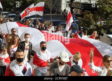 Kiev, Ucraina. 20 Settembre 2020. La gente partecipa al rally di solidarietà con le proteste in Bielorussia a Kiev, Ucraina, 20 settembre 2020. I membri della comunità bielorussa in Ucraina e gli attivisti ucraini hanno tenuto la marcia della solidarietà con le proteste bielorusse contro i risultati delle elezioni presidenziali. Credit: Serg Glovny/ZUMA Wire/Alamy Live News Foto Stock