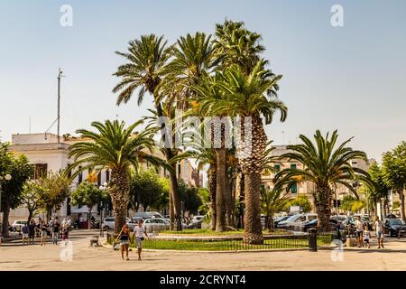 TRANI (BT), 30 AGOSTO 2020: I turisti camminano a Trani Foto Stock