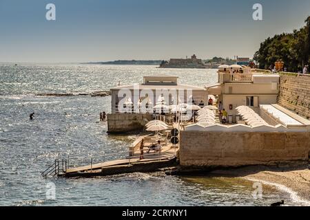 TRANI (BT), 30 AGOSTO 2020: I turisti prendono il sole nella località di Trani Foto Stock