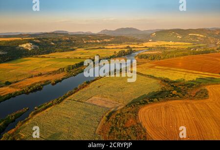 La valle del fiume Arda nei monti Rhodope in Bulgaria durante il tramonto. Foto Stock