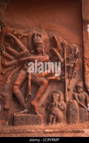 badami sculture di divinità indù scolpite sulle pareti antiche opere d'arte in pietra nei dettagli immagine è presa a badami karnataka india. è patrimonio dell'umanità dell'unesco Foto Stock