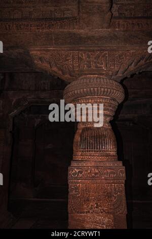 badami grotta tempio interno pilastri arte in pietra nei dettagli immagine è presa a badami karnataka india. è patrimonio dell'umanità dell'unesco e luogo di sorprendente cha Foto Stock