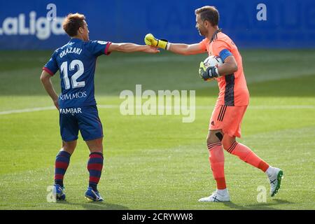 HUESCA, 20-09-2020. LaLiga Santander 2020/2021, data 2. Huesca - Cadice. Alberto Cifuentes di Cadice CF e Shinji Okazaki di SD Huesca Credit: Pro Shots/Alamy Live News Foto Stock