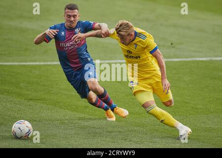 HUESCA, 20-09-2020. LaLiga Santander 2020/2021, data 2. Huesca - Cadice. Joaquin Mu-oz di SD Huesca e Luis Alfonso Espino di Cadice CF Credit: Pro Shots/Alamy Live News Foto Stock