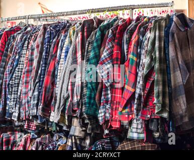Camicie invernali in cotone colorato, vendute in un mercato di Milano Foto Stock