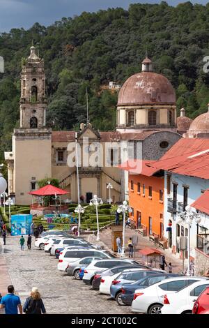 Vista ad alto angolo di una colorata cittadina coloniale messicana Stato Hidalgo Foto Stock