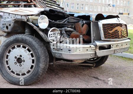 Le brutto automobili dei saldatori russi 'varkaBilly' sono ambientato come le sculture nel cortile del quartiere del design ARTPLAY a San Pietroburgo, Russia Foto Stock