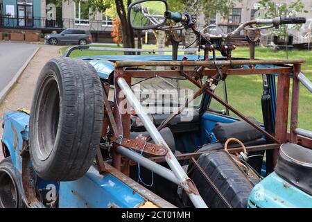 Le brutto automobili dei saldatori russi 'varkaBilly' sono ambientato come le sculture nel cortile del quartiere del design ARTPLAY a San Pietroburgo, Russia Foto Stock