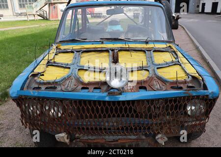 Le brutto automobili dei saldatori russi 'varkaBilly' sono ambientato come le sculture nel cortile del quartiere del design ARTPLAY a San Pietroburgo, Russia Foto Stock