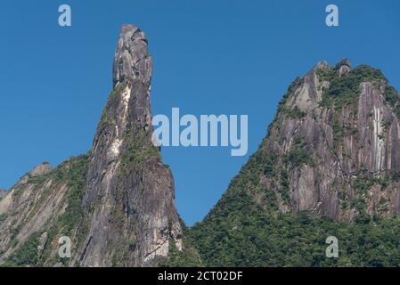 Splendida vista sulle suggestive vette rocciose della foresta pluviale, sul Parco Nazionale Serra dos Órgãos, Rio de Janeiro, Brasile Foto Stock