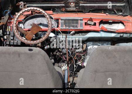 Le brutto automobili dei saldatori russi 'varkaBilly' sono ambientato come le sculture nel cortile del quartiere del design ARTPLAY a San Pietroburgo, Russia Foto Stock