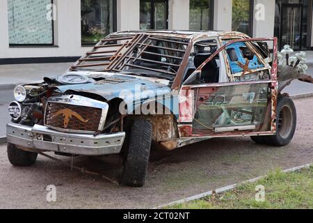 Le brutto automobili dei saldatori russi 'varkaBilly' sono ambientato come le sculture nel cortile del quartiere del design ARTPLAY a San Pietroburgo, Russia Foto Stock