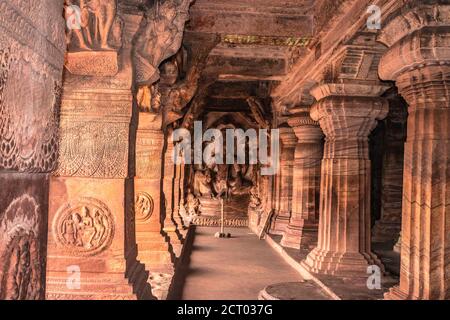 Il bassorilievo sulle pareti del tempio scavato nella grotta di Badami Vishnu, seduto sull'immagine di Adi-Shesh, è ripreso a badami karnataka india, sito patrimonio dell'umanità dell'unesco A. Foto Stock