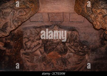 badami sculture di divinità indù scolpite sul tetto antiche opere d'arte in pietra nei dettagli immagine è presa a badami karnataka india. è patrimonio dell'umanità dell'unesco Foto Stock