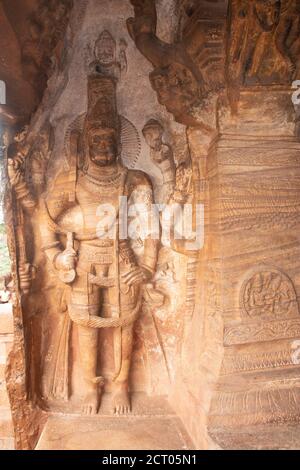 badami sculture di divinità indù scolpite sulle pareti antiche opere d'arte in pietra nei dettagli immagine è presa a badami karnataka india. è patrimonio dell'umanità dell'unesco Foto Stock