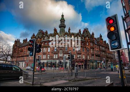 Glasgow / Scozia - Nov 15 2013: Caduta in città. Edificio nel centro di Glasgow, pedoni, auto e semafori. Via commerciale. Cielo blu, nuvole. Foto Stock